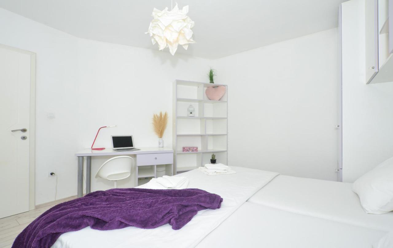 Copacabana Beach Apartments Trogir Bagian luar foto