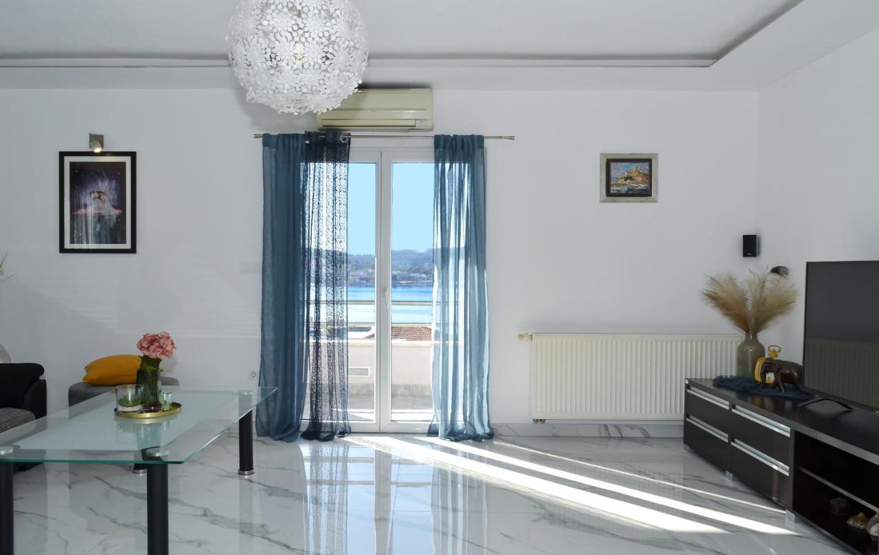 Copacabana Beach Apartments Trogir Bagian luar foto
