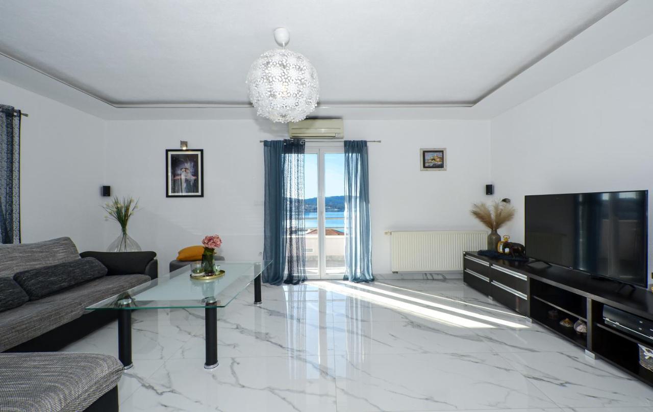 Copacabana Beach Apartments Trogir Bagian luar foto